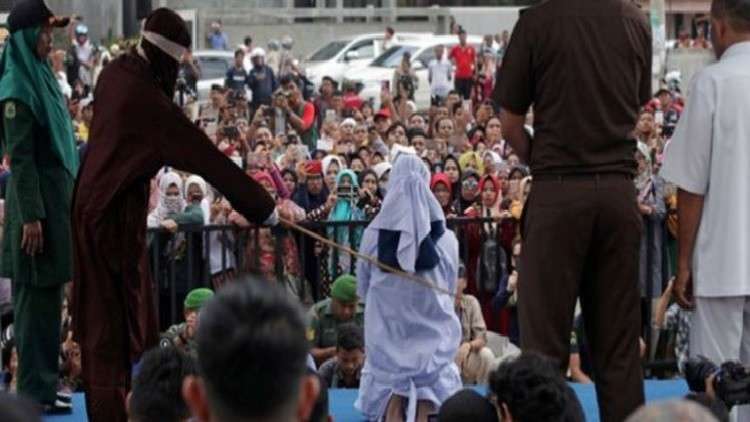 ماليزيا.. الحكم على امرأتين بالضرب جراء معاشرة مثلية