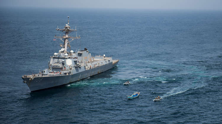 مدمرة أمريكية تعلن عن ضبط مركب في خليج عدن يحمل 2500 بندقية كلاشنيكوف