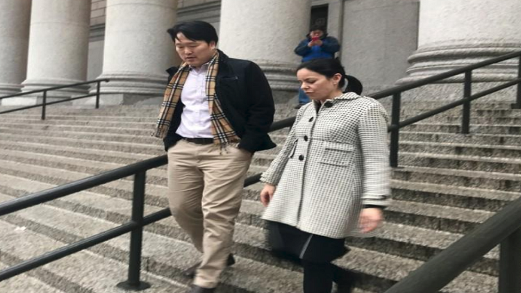 جو هيون بان ابن شقيق الأمين السابق للأمم المتحدة بان كي مون يغادر محكمة في مانهاتن برفقة محاميته