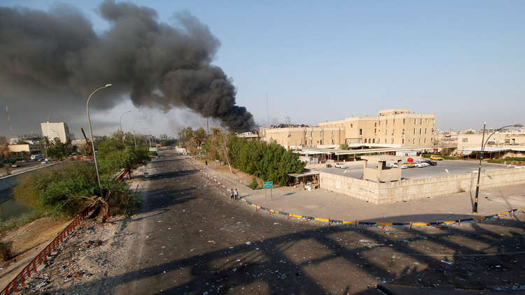 اللقطات الأولى لاحتراق القنصلية الإيرانية في البصرة بعد اقتحامها من المتظاهرين