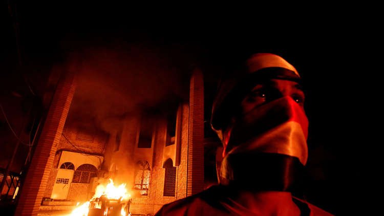 محتجون يحرقون مقر القنصلية الإيرانية في البصرة العراقية (فيديو وصور)