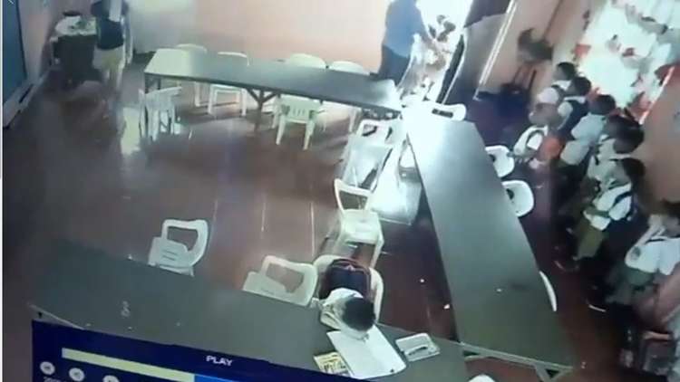 فيديو طريف.. طالب يحمل الكرسي بدلا من الحقيبة في بداية العام الدراسي