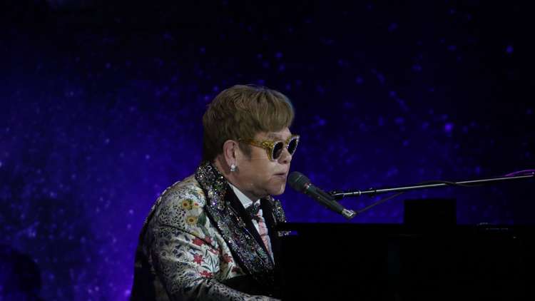 "لا تدع الشمس تغرب عني".. إلتون جون ينعى ماك ميلر! (فيديو)