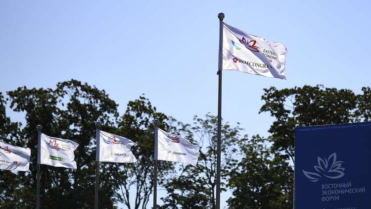 روسيا والكوريتان تبحث آفاق التعاون الثلاثي في منتدى الشرق الاقتصادي