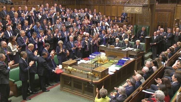 50 نائبا محافظا في البرلمان البريطاني يخططون للإطاحة بماي