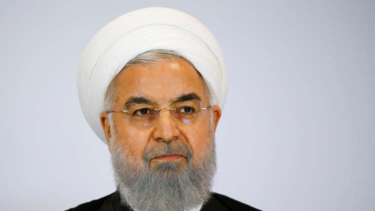 روحاني يبكي أعضاء الحكومة الإيرانية