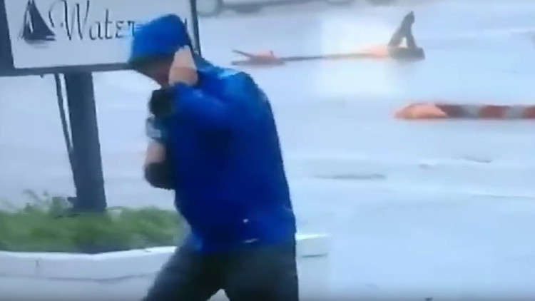 فضيحة مراسل أمريكي تظاهر بمشهد زائف أثناء الإعصار!
