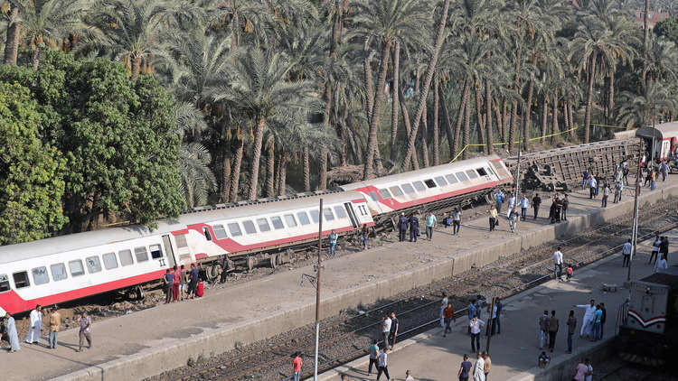 إصابة 13 شخصا إثر انحراف قطار عن سكته في مصر 