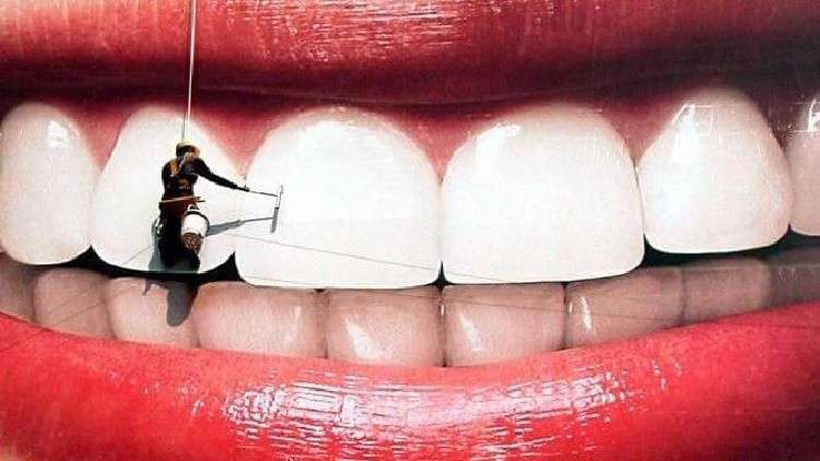 متقاعد ينظف أسنانه بأسلوب فرس النهر