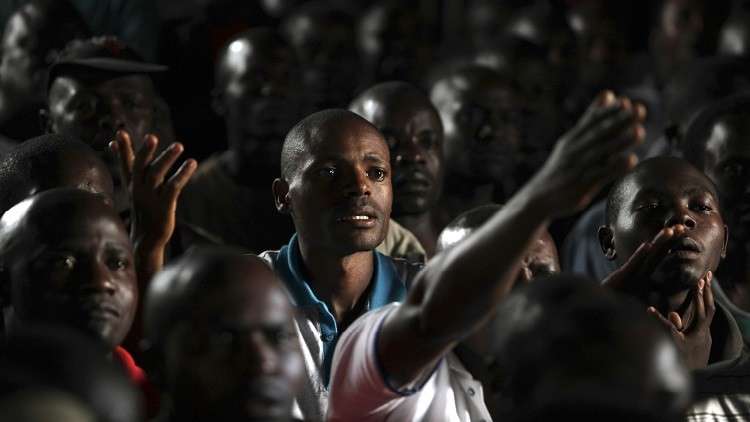 مشجع في الدوري الكيني يقتحم أرضية الملعب ويرفع مسدسه على لاعبي الفريق الخصم