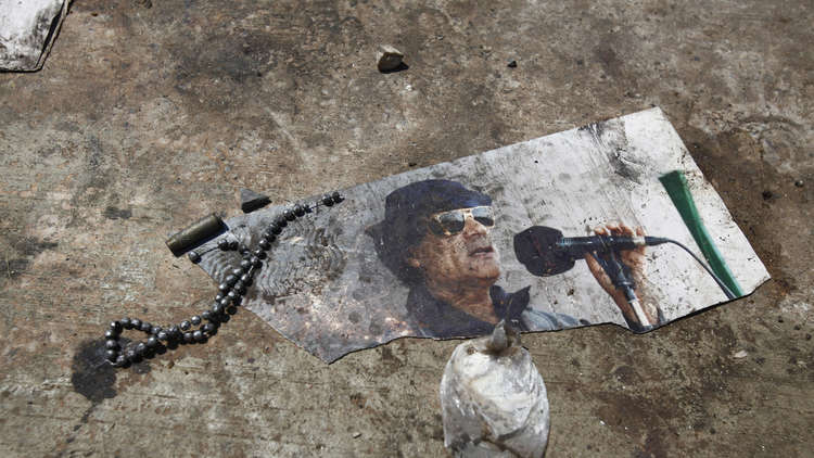 اتصال هاتفي مع قناة سورية كشف القذافي وأودى بحياته!