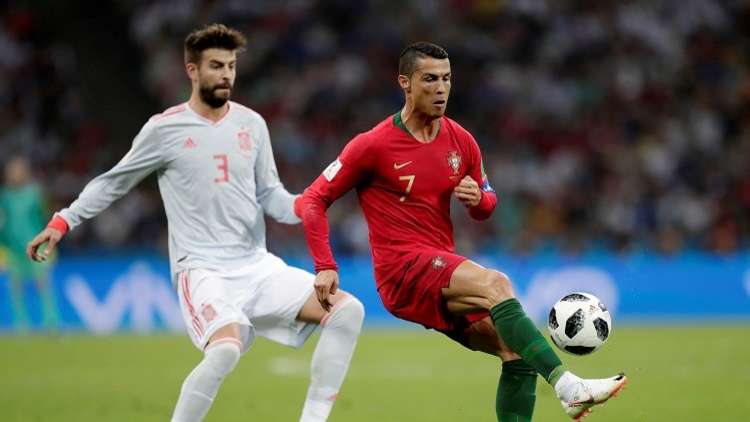 بيكيه "باللغة الروسية" يدعو إلى دعم كرة القدم بين أطفال روسيا