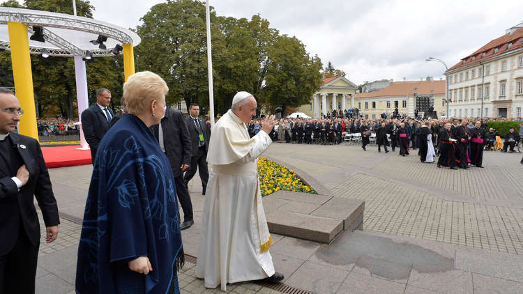 بابا الفاتيكان: ليتوانيا يمكن أن تصبح جسرا بين غرب وشرق أوروبا