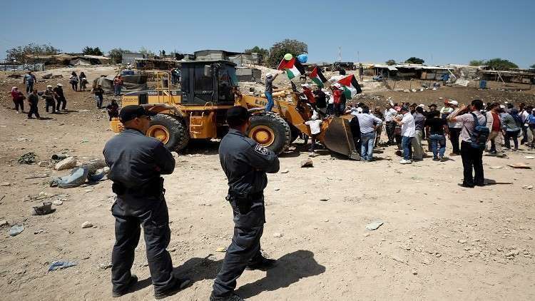إسرائيل تطالب سكان قرية الخان الأحمر بهدم بيوتهم خلال أسبوع