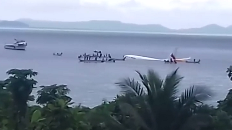 شاهد بالفيديو.. طائرة ركاب تسقط في البحر والركاب يسبحون نحو اليابسة