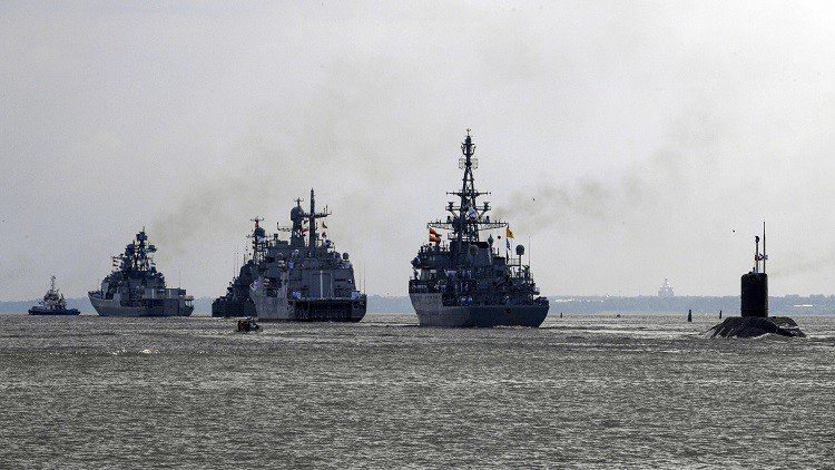 مراسم إنزال غواصة "كرونشتات" إلى الماء