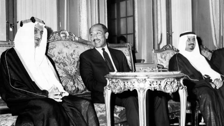 مشاهد مصورة نادرة للملك فيصل والسادات فوق حطام خط بارليف