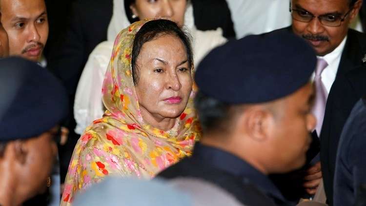 الادعاء الماليزي يوجه 17 تهمة لزوجة رئيس الوزراء السابق 