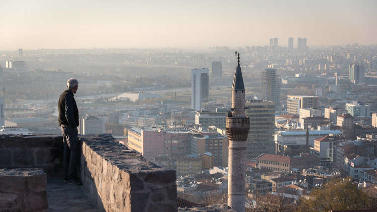 بالصور.. مجهولون يهاجمون مسجدا في تركيا ويلقون المصاحف على الأرض 