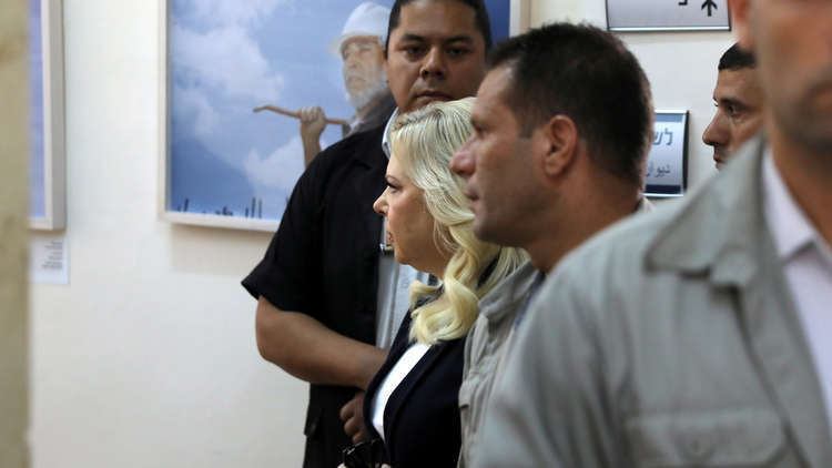 زوجة نتنياهو تمثل أمام القضاء بسبب وجبات طعام