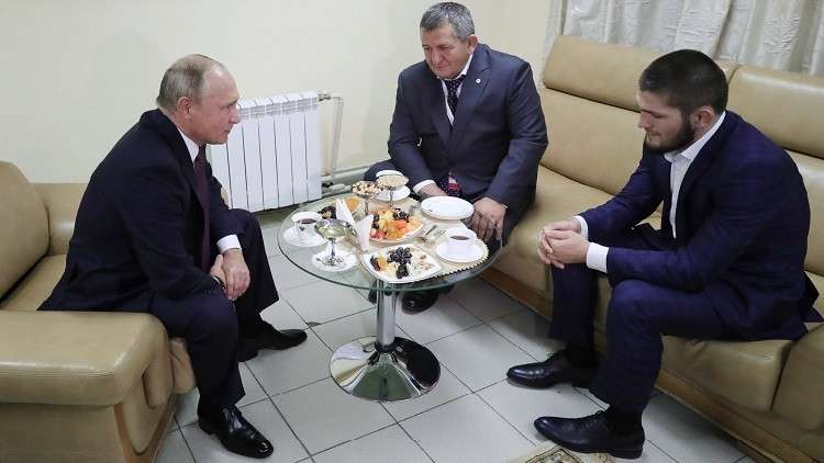 بوتين يلتقي حبيب ويهنئه بتربعه على عرش الفنون القتالية المختلطة