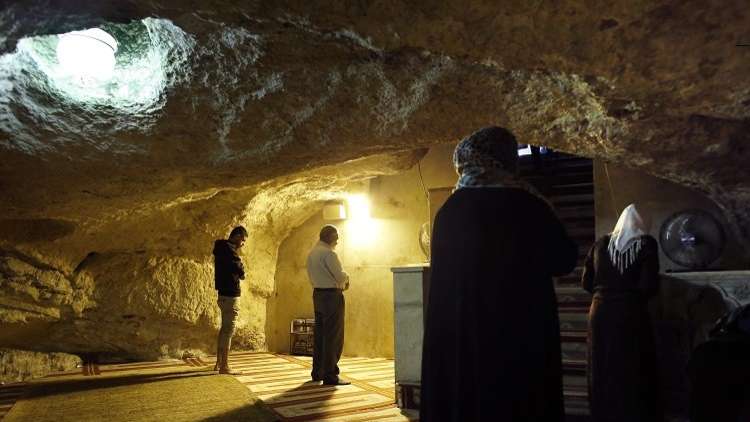 بم نظّف صلاح الدين صخرة المعراج وبم ينظفونها اليوم؟