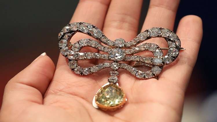 عرض مجوهرات لماري أنطوانيت في دبي قبل طرحها في المزاد