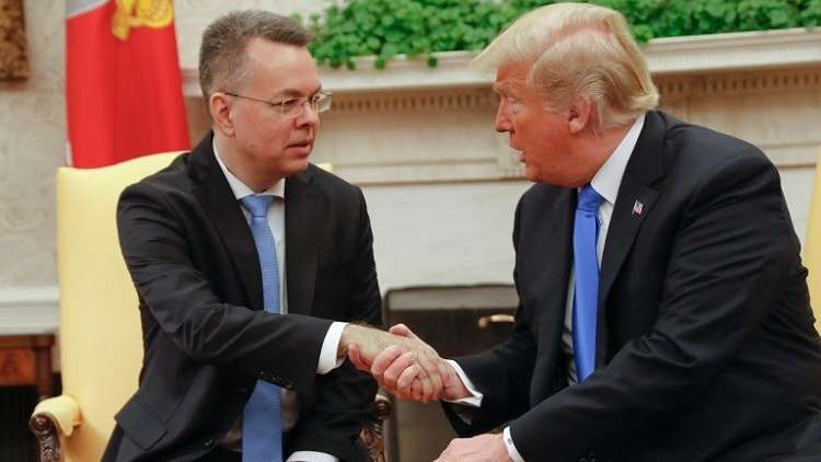 بالصورة والفيديو.. القس برانسون يصلي من أجل ترامب