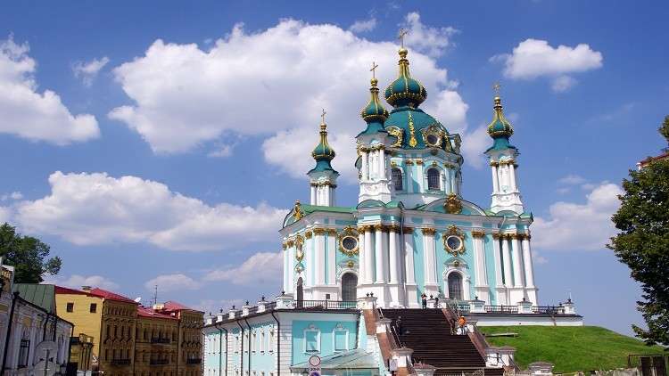 بوروشينكو يكافئ بطريركية القسطنطينية بكنيسة تاريخية في كييف