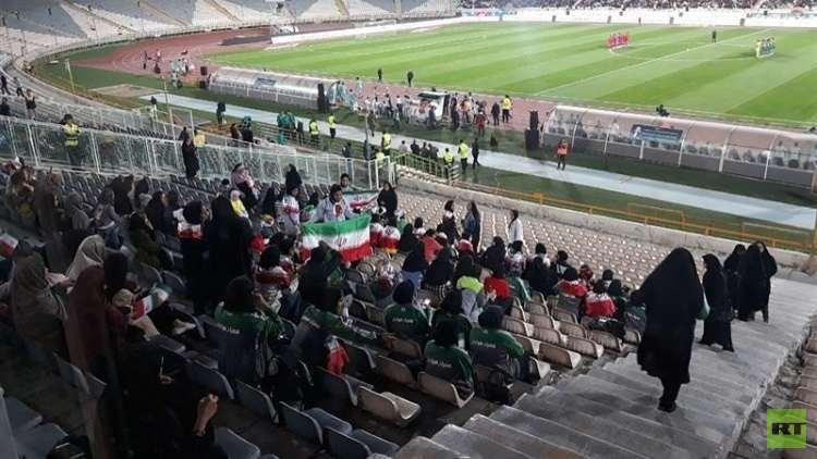 إيران تسمح لأول مرة بدخول النساء إلى ملاعب كرة القدم