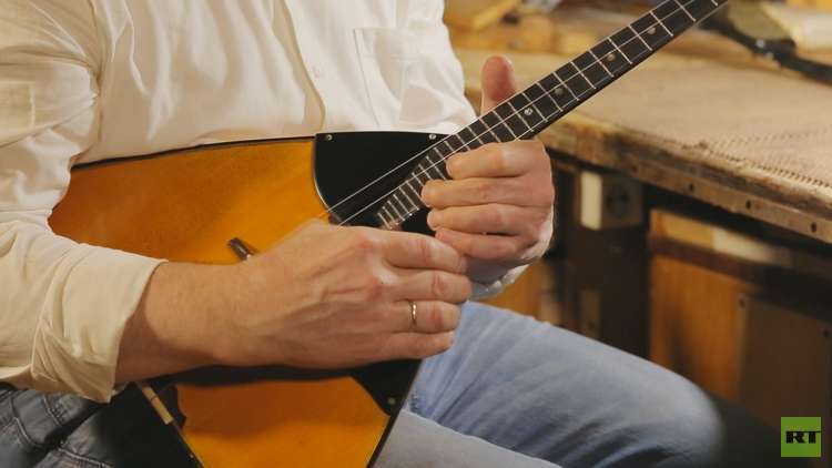 آلة البالالايكا رمز روسيا الموسيقي والثقافي