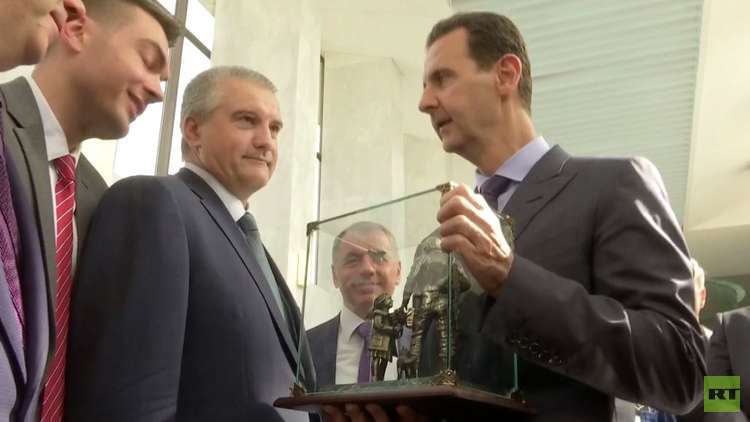 شاهد.. رئيس جمهورية القرم الروسية يقدم هدايا للأسد