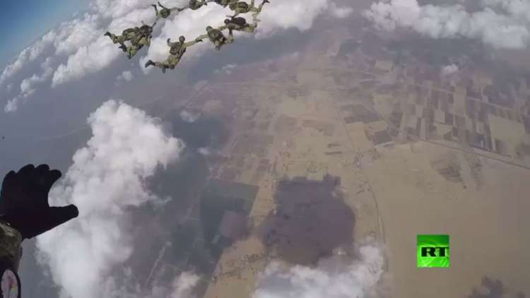 شاهد: إنزال مظلي روسي مصري مشترك 