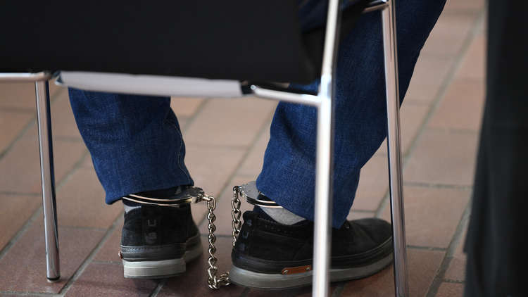 محاكمة مضيف طيران بتهمة سرقة 5 آلاف دولار في دبي