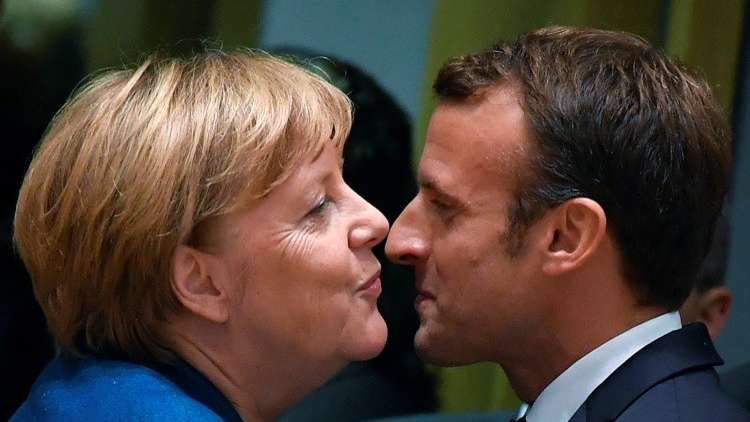 ميركل وماكرون يفاجئان رواد حانة في بروكسل (فيديو + صورة)