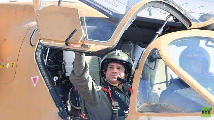 صور.. السيسي بالزي العسكري داخل إحدى القواعد الجوية في مصر
