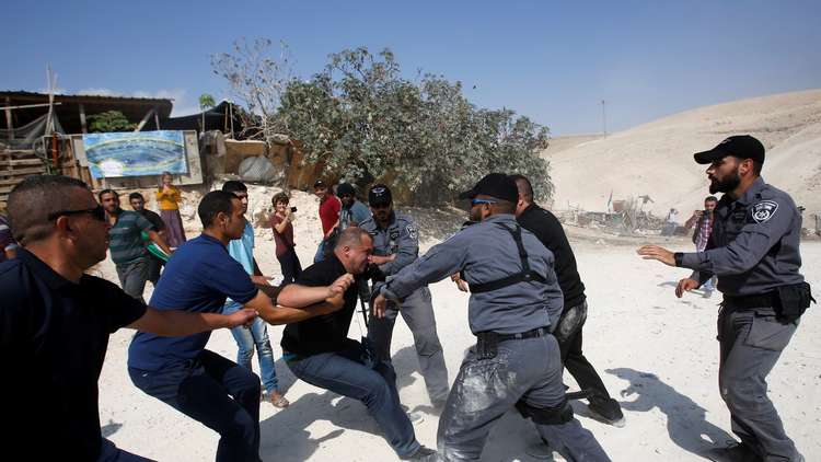 إصابة فلسطينيين بينهم وزير بالاختناق خلال مسيرة الخان الأحمر