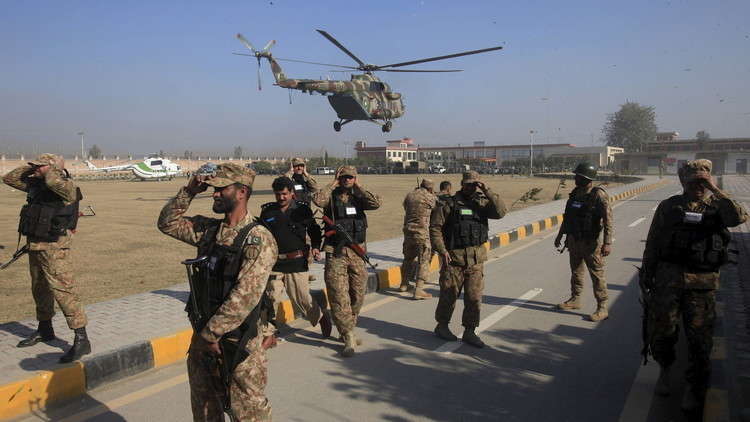 بالصور.. "جيش العدل" يهدد بإعدام 14 عسكريا إيرانيا