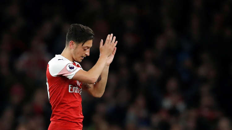 فيديو.. مسعود أوزيل يأسر القلوب بـ"سجدة"