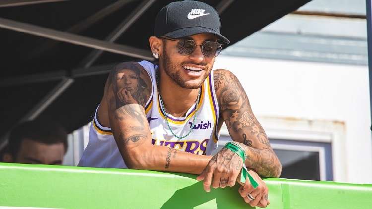 شاهد.. نيمار يكشف عن وشمه الجديد 