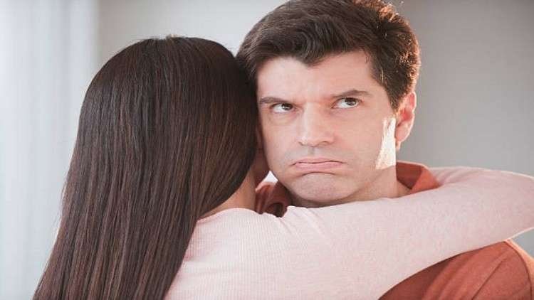 لماذا يستمر الكثيرون في علاقة غير سعيدة؟