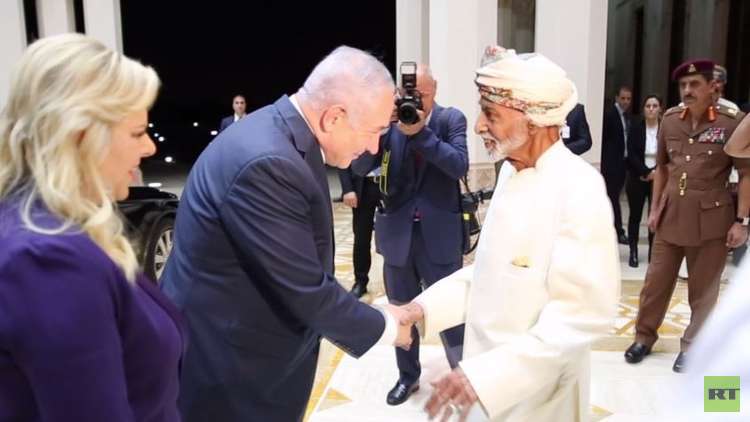 شاهد.. السلطان قابوس يستقبل رئيس وزراء إسرائيل بنيامين نتنياهو