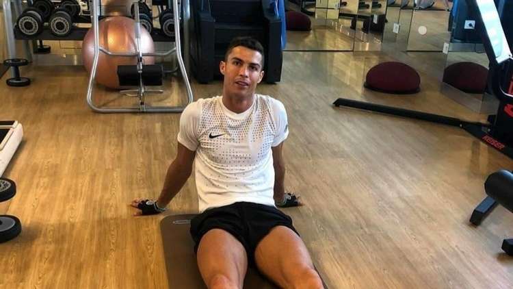 شاهد.. رونالدو يتنكر مع أسرته احتفالا بـ 