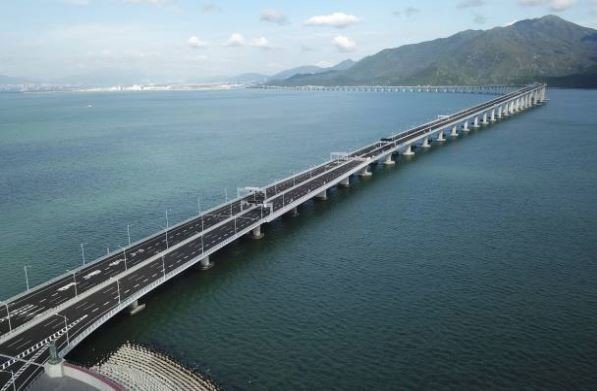 الصين تفتتح أطول جسر بحري في العالم