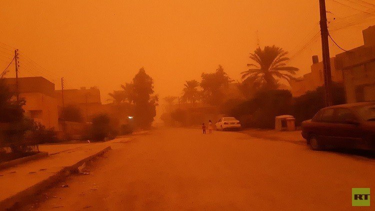 المئات من حالات الاختناق في العراق بسبب العواصف الترابية (صور)