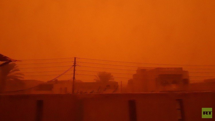 المئات من حالات الاختناق في العراق بسبب العواصف الترابية (صور)