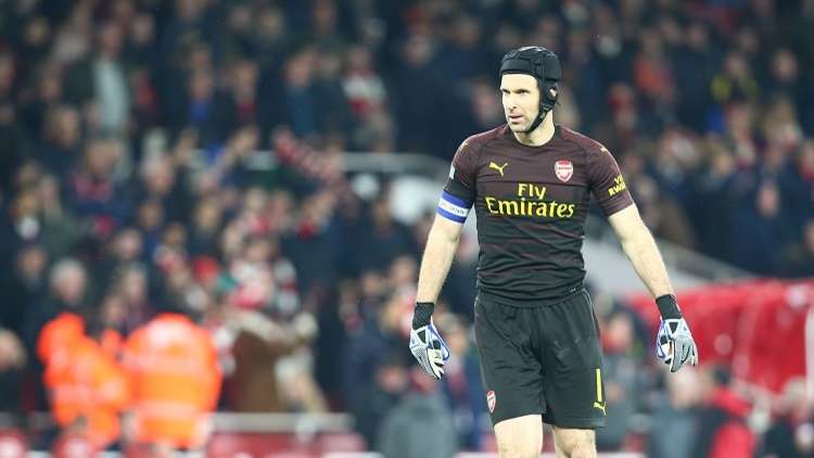 شاهد .. الحارس تشيك يهدي هدفا للخصم .. والحكم يلغيه!