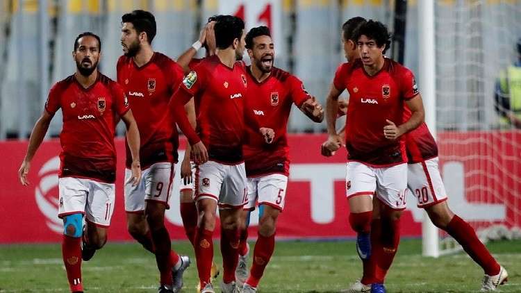 شاهد.. لاعب الأهلي المصري يمزق قميصه للحصول على ركلة جزاء