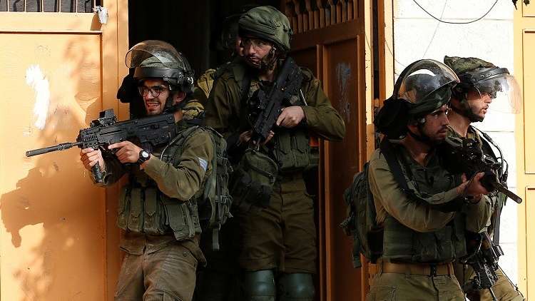 قوات إسرائيلية تقتحم محافظة ووزارة شؤون القدس وتعبث بمكاتبها (صور)
