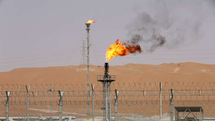 تراجع أسعار النفط مع منح أمريكا إعفاءات لكبار مشتري النفط الإيراني